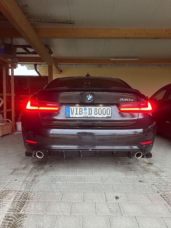 Schwarz Gebraucht 2020 BMW 330e Sport Line Limousine | 28.000 € (Teuer) - Bild 1/4