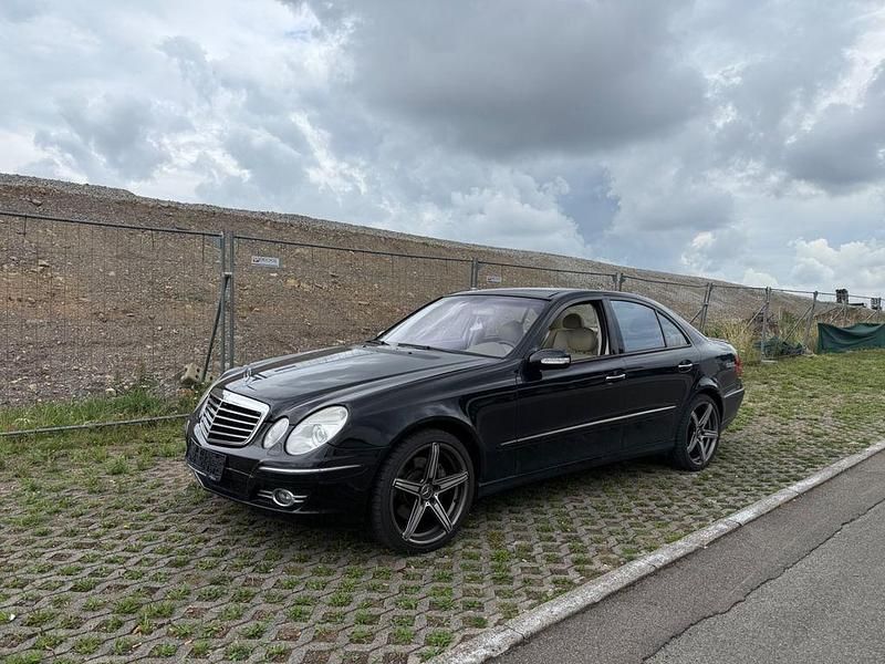 Schwarz Gebraucht 2004 Mercedes E500 Avantgarde Limousine | 4.490 € - Bild 1/4