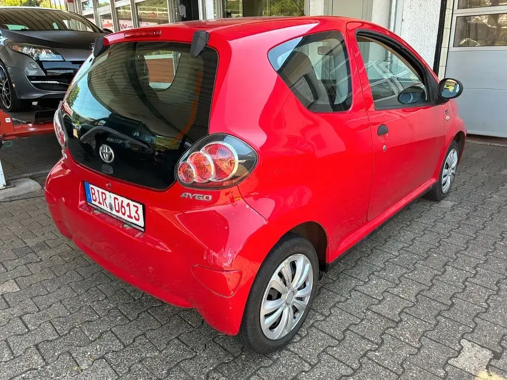 Gebraucht Toyota Aygo 68 PS (50 kW) 2011 Rot Kleinwagen