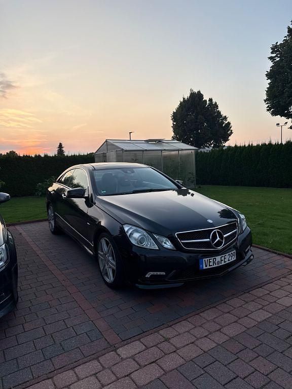 Schwarz Gebraucht 2010 Mercedes E350 Coupé | 11.000 € (Fairer Preis) - Bild 1/4