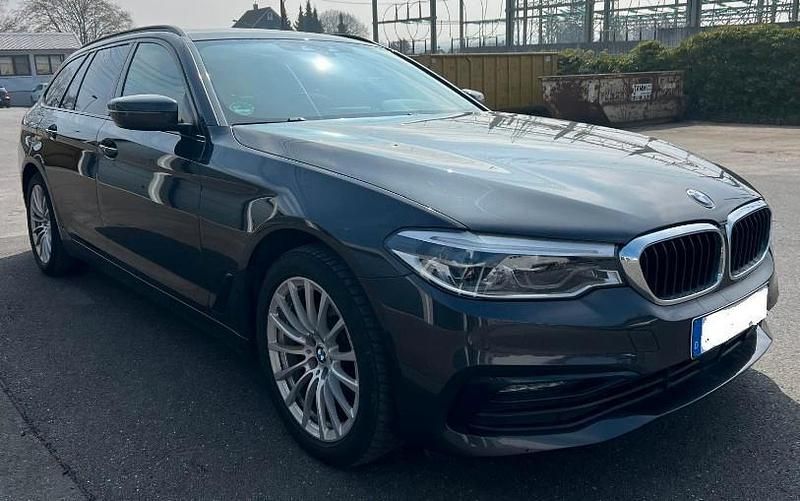 Grau Gebraucht 2020 BMW 520 Sport Line Kombi | 18.800 € (Superpreis) - Bild 1/4
