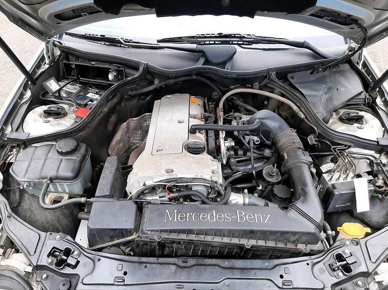 Second-hand Mercedes C180 129 CP (94 kW) 2002 Argintiu Berlinǎ