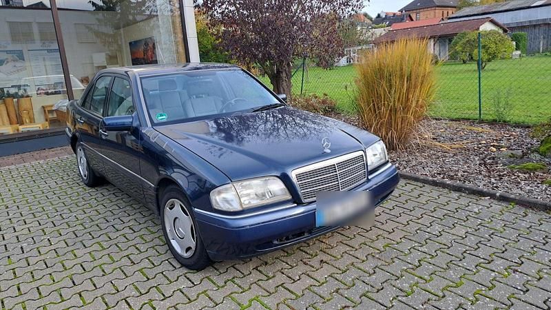 Blau Gebraucht 1995 Mercedes 220 Limousine | 6.850 € - Bild 1/3