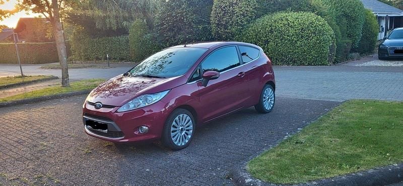 Rot Gebraucht 2010 Ford Fiesta Titanium Kleinwagen | 1.900 € (Superpreis) - Bild 1/4