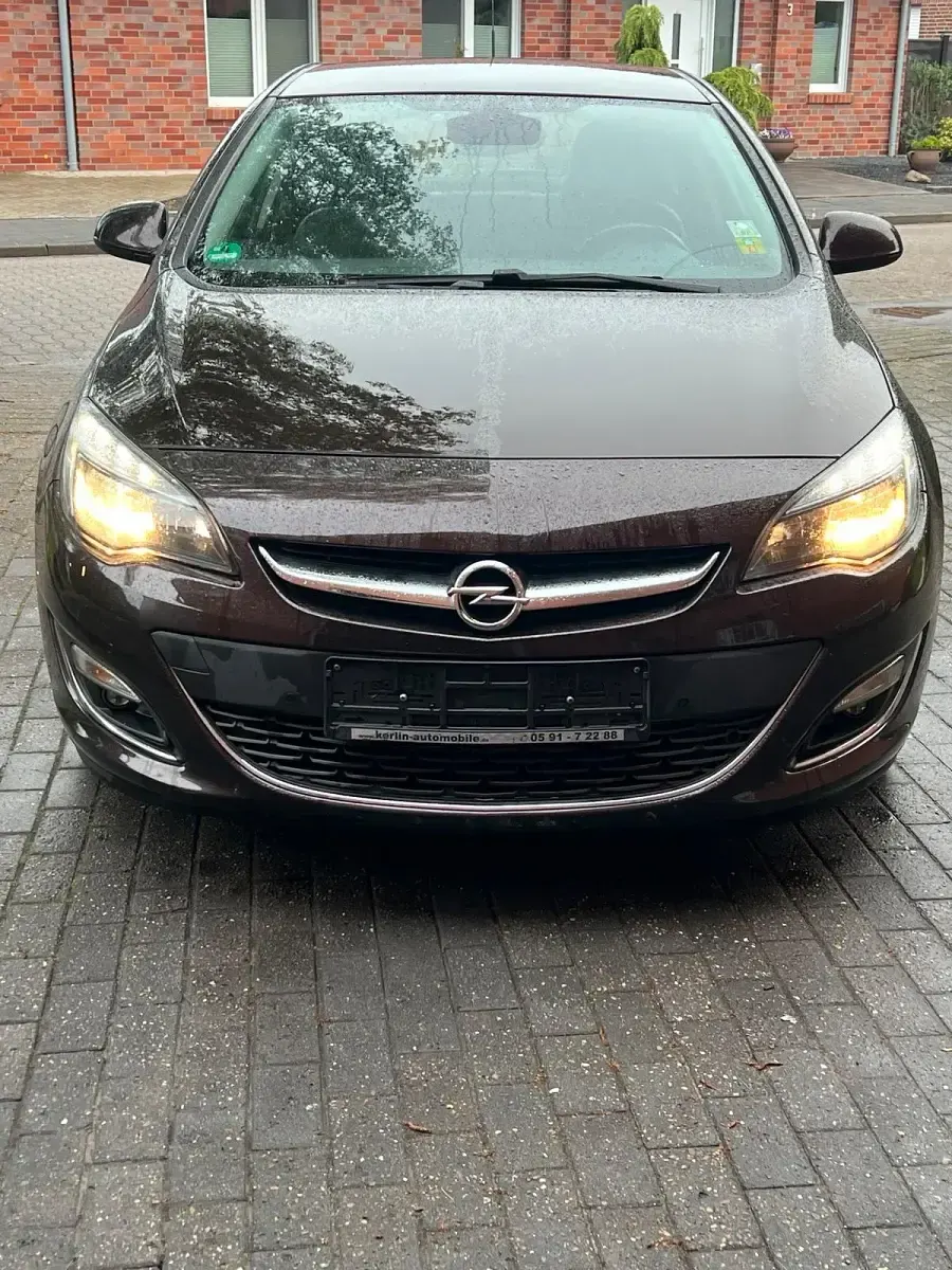 Usata Opel Astra 140 CV (102 kW) 2013 Marrone Berlina