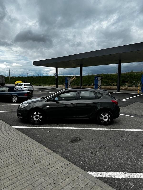 Gebraucht Opel Astra 140 PS (102 kW) 2014 Grau Kleinwagen