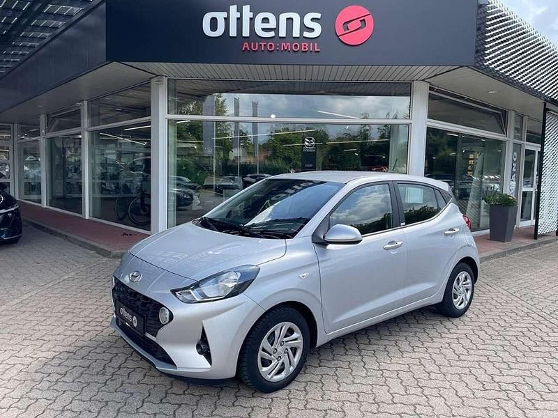 Gebraucht Hyundai i10 Select 67 PS (49 kW) 2021 Sleek silver Kleinwagen