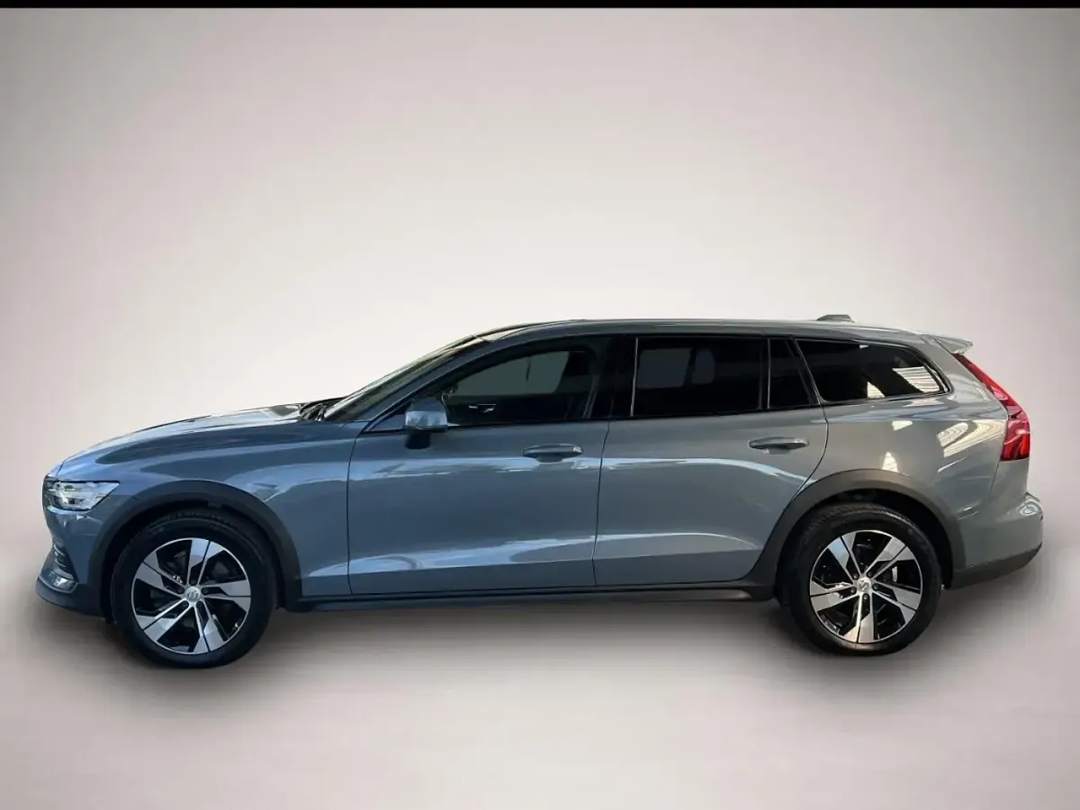 Gebraucht Volvo V60 CC Plus 197 PS (144 kW) 2023 Manufacturer Kombi