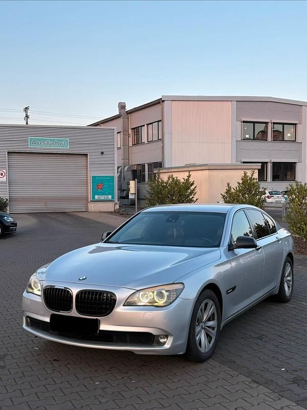 Gebraucht BMW 740 306 PS (225 kW) 2011 Silber Limousine