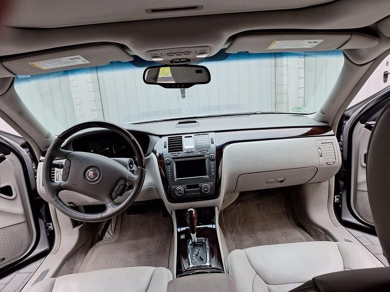 Usata Cadillac Deville 291 CV (214 kW) 2010 Argento Berlina