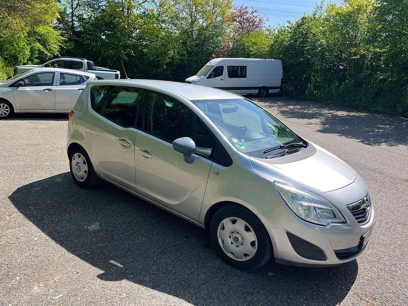 Gebraucht Opel Meriva Edition 101 PS (74 kW) 2011 Silber Van / Kleinbus
