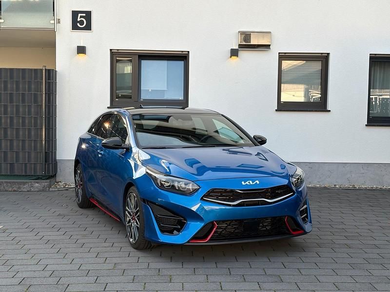 Blau Gebraucht 2023 Kia ProCeed GT Kleinwagen | 27.900 € (Guter Preis) - Bild 1/4