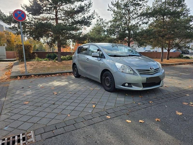 Grau Gebraucht 2012 Toyota Verso Van / Kleinbus | 4.450 € (Superpreis) - Bild 1/4