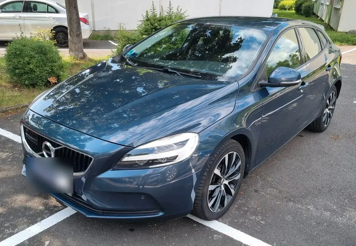 Gebraucht Volvo V40 Momentum 150 PS (110 kW) 2019 Blau Limousine