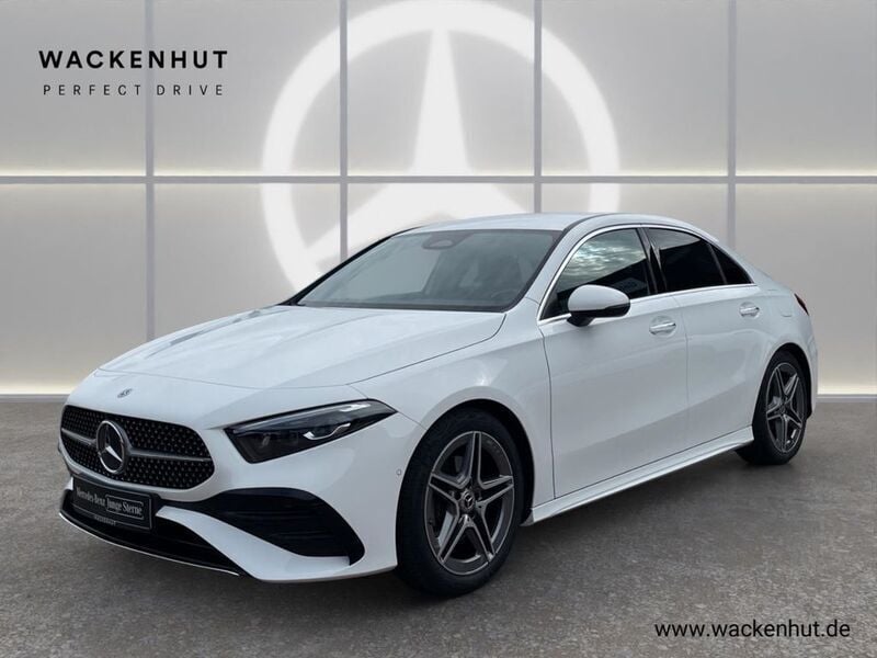 Weiss Gebraucht 2023 Mercedes A200 AMG Limousine | 33.490 € (Fairer Preis) - Bild 1/4