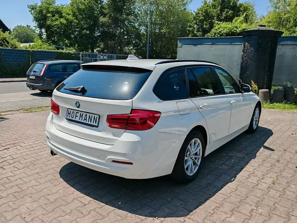 Gebraucht BMW 318 Advantage 150 PS (110 kW) 2018 Weiß Limousine