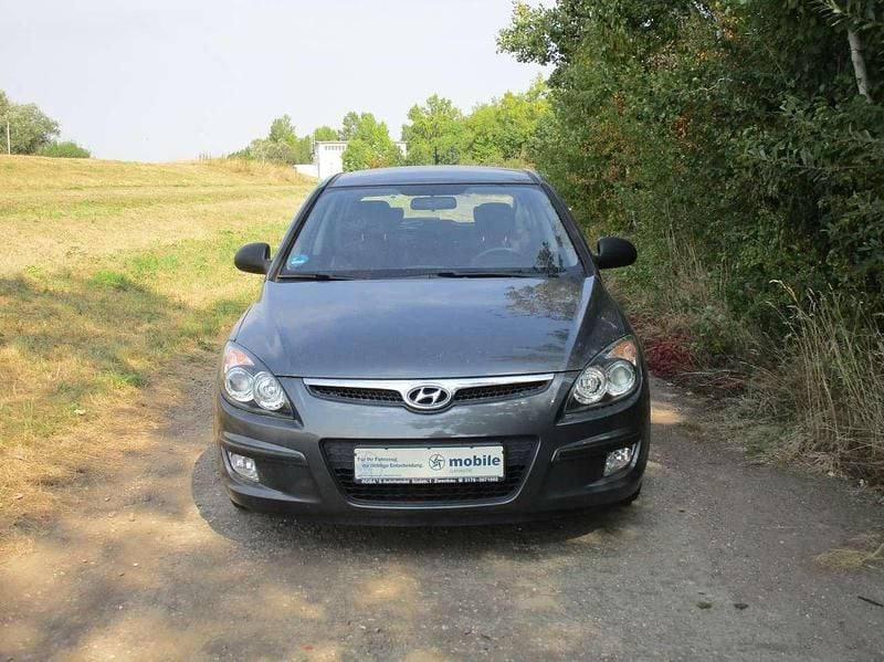 Grau Gebraucht 2010 Hyundai i30 Edition+ Kleinwagen | 3.900 € (Fairer Preis) - Bild 1/4