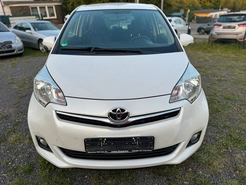 Weiß Gebraucht 2012 Toyota Verso-S Club Van / Kleinbus | 3.999 € (Superpreis) - Bild 1/4
