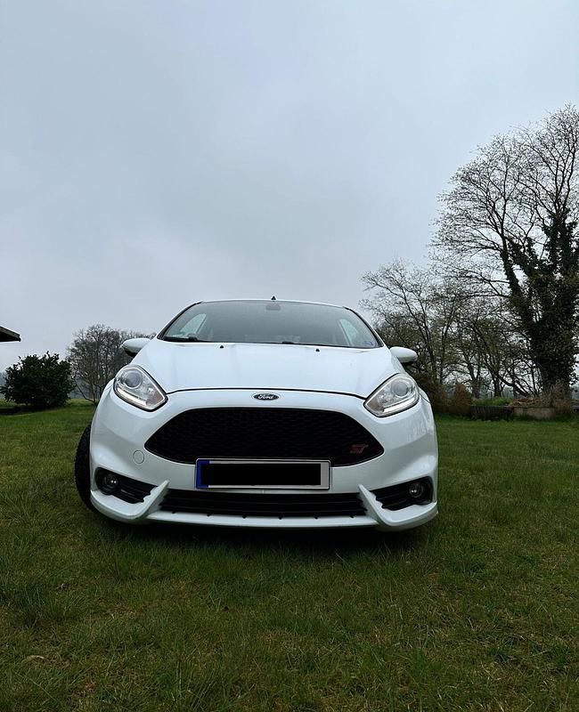 Weiß Gebraucht 2013 Ford Fiesta ST Kleinwagen | 8.000 € (Fairer Preis) - Bild 1/4