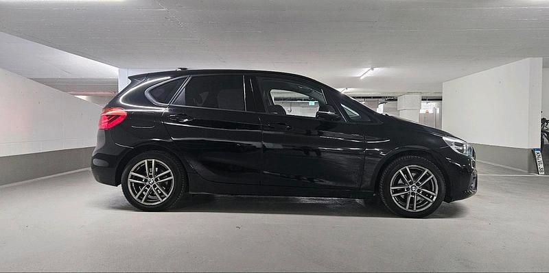 Schwarz Gebraucht 2016 BMW 218 Limousine | 10.650 € (Guter Preis) - Bild 1/4