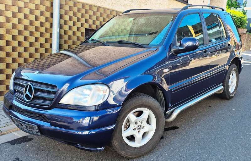 Blau Gebraucht 1999 Mercedes ML320 SUV | 5.999 € (Etwas zu teuer) - Bild 1/4