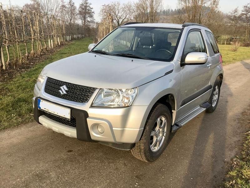 Silber Gebraucht 2012 Suzuki Grand Vitara City SUV | 13.900 € (Teuer) - Bild 1/4