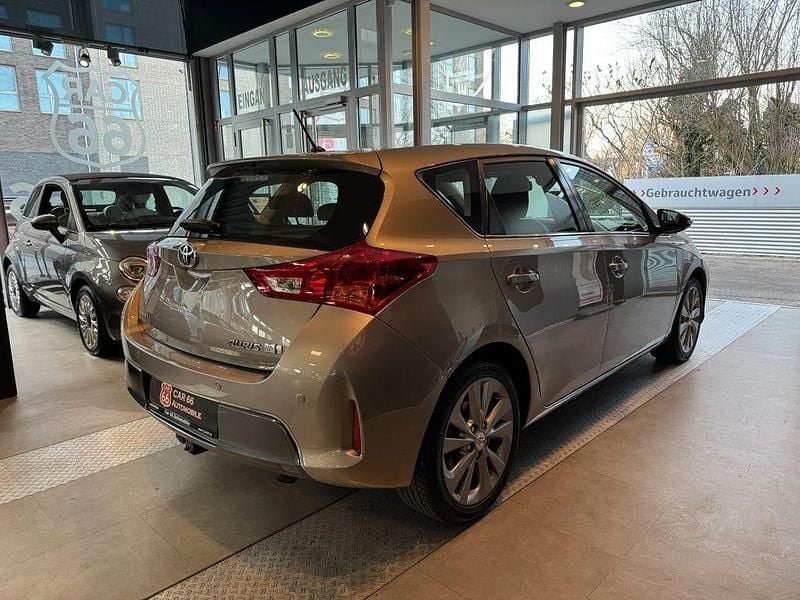 Gebraucht Toyota Auris Hybrid Executive 99 PS (72 kW) 2013 Silber Limousine