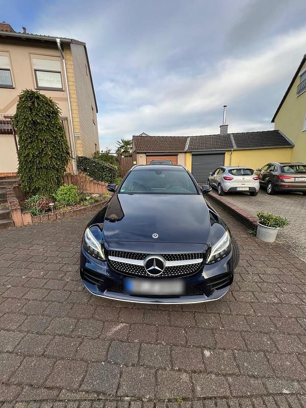 Blau Gebraucht 2018 Mercedes C220 AMG line Kombi | 17.900 € (Fairer Preis) - Bild 1/4