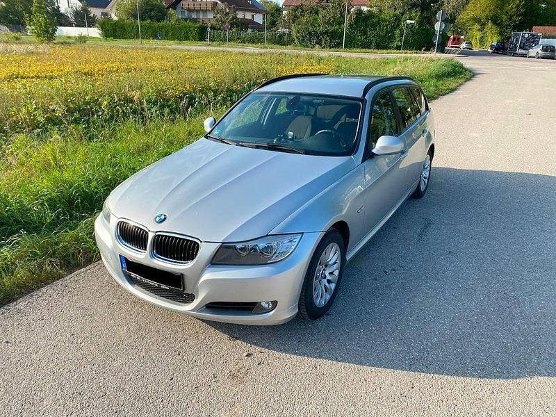 Silber Gebraucht 2010 BMW 318 Sport Line Kombi | 4.600 € (Guter Preis) - Bild 1/4