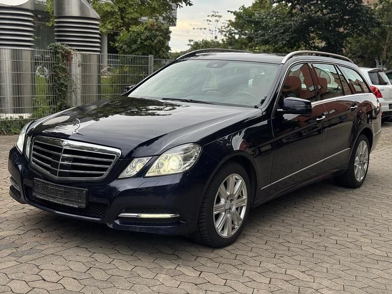 Blau Gebraucht 2010 Mercedes E350 Kombi | 5.800 € (Superpreis) - Bild 1/4