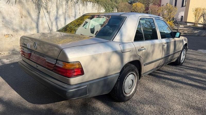 Gebraucht Mercedes E230 132 PS (97 kW) 1987 Silber Limousine