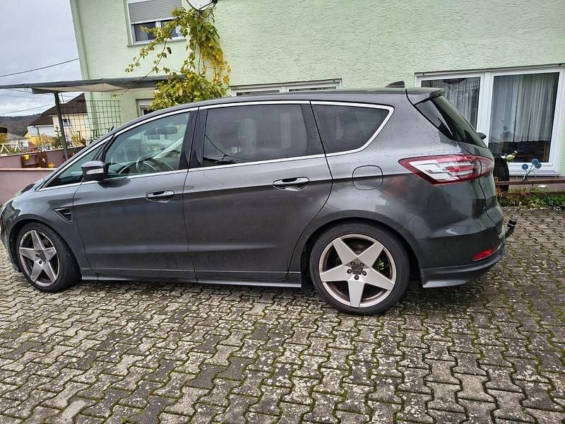 Grau Gebraucht 2016 Ford S-MAX ST-Line Van / Kleinbus | 14.900 € (Guter Preis) - Bild 1/4