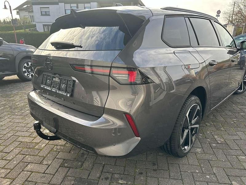 Gebraucht Opel Astra 131 PS (96 kW) 2024 Mondstein grau/vulkan grau Kombi