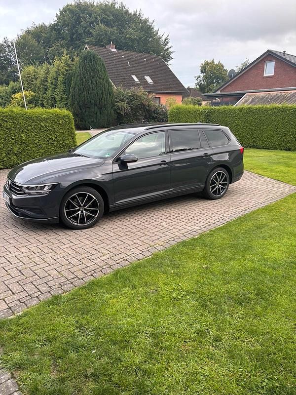 Grau Gebraucht 2019 VW Passat Kombi | 18.350 € (Fairer Preis) - Bild 1/4