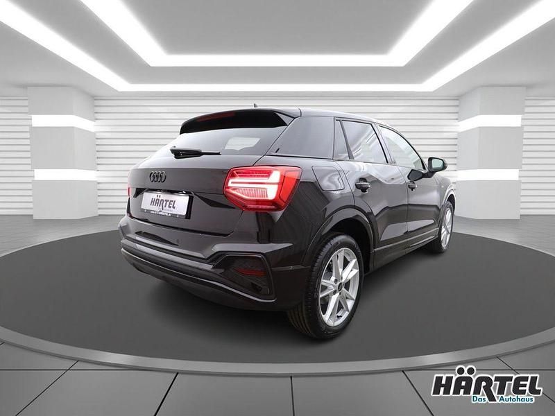 Neu Audi Q2 S-Line 150 PS (110 kW) 2025 Mythosschwarz (black), metallic SUV