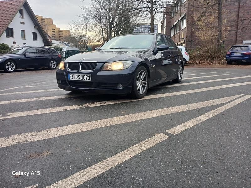 Grau Gebraucht 2005 BMW 320 Limousine | 2.200 € - Bild 1/4