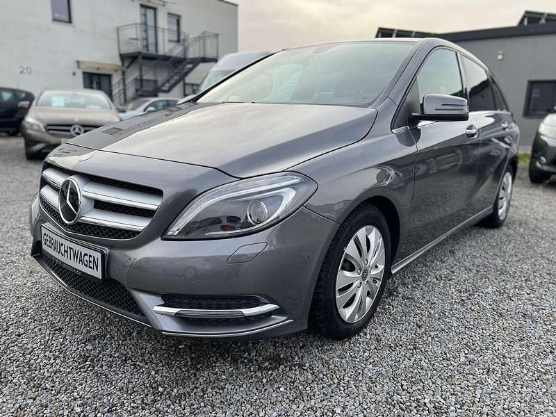 Mountaingrau Gebraucht 2014 Mercedes B200 Van / Kleinbus | 15.990 € (Fairer Preis) - Bild 1/4