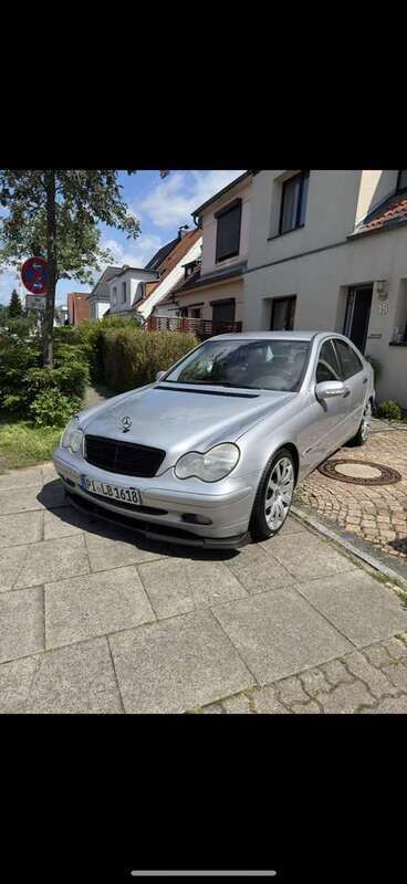 Silber Gebraucht 2002 Mercedes C200 Classic Limousine | 4.700 € (Etwas zu teuer) - Bild 1/4