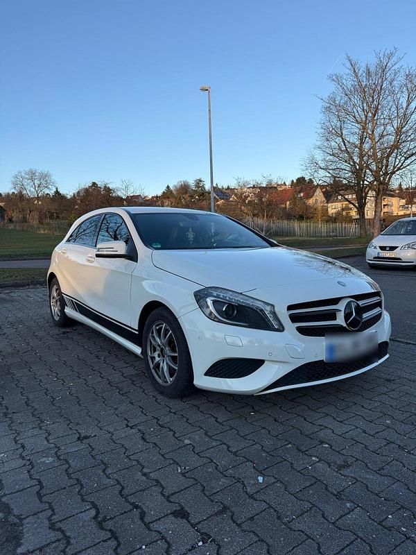 Gebraucht Mercedes A180 122 PS (89 kW) 2012 Weiß Kleinwagen