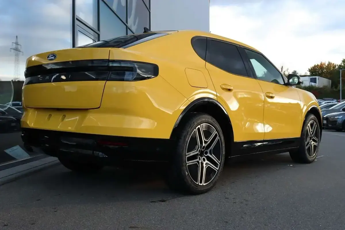 Neu Ford Capri Standard Range 139 kW (190 PS) 2026 Vivid yellow SUV