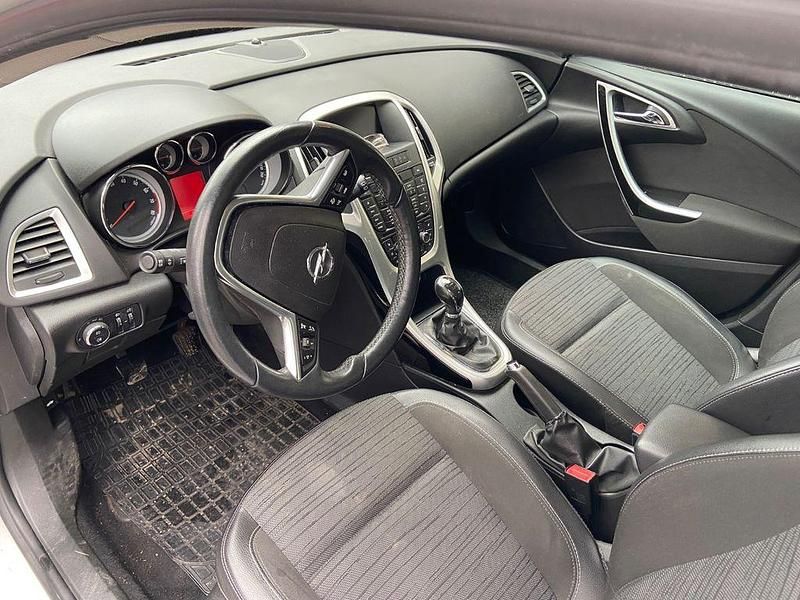 Gebraucht Opel Astra Edition 140 PS (102 kW) 2014 Weiß Kombi