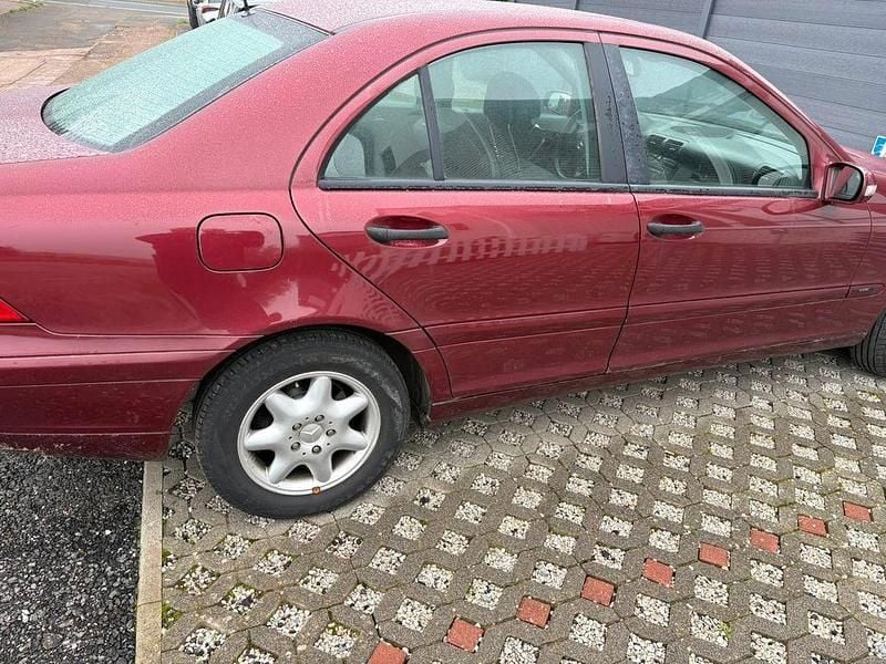 Usado Mercedes C200 Classic 163 HP (119 kW) 2000 Vermelho Sedan