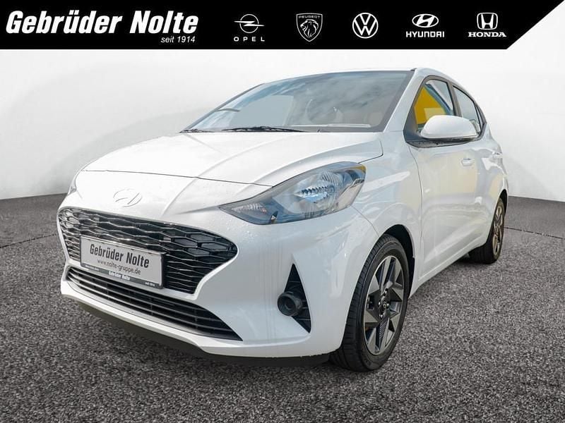 Weiss / Neu 2025 Hyundai i10 Trend Kleinwagen | 17.590 € (Fairer Preis) - Bild 1/4