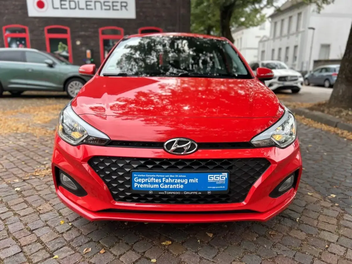 Gebraucht Hyundai i20 Select 75 PS (55 kW) 2020 Rot Kleinwagen