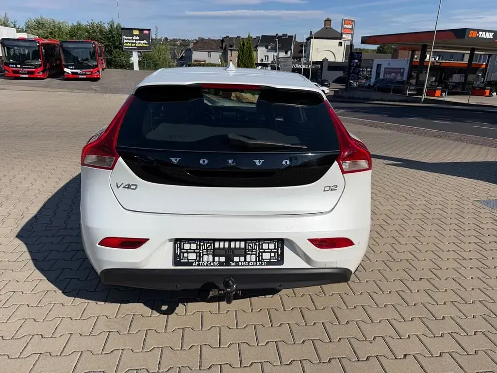 Gebraucht Volvo V40 Kinetic 114 PS (83 kW) 2015 Weiß Limousine