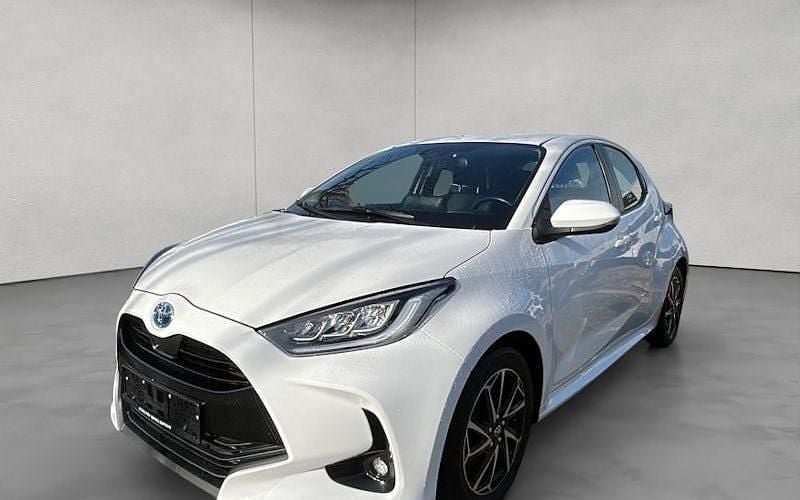 Weiß Gebraucht 2022 Toyota Yaris Hybrid Team Limousine | 13.990 € (Guter Preis) - Bild 1/4