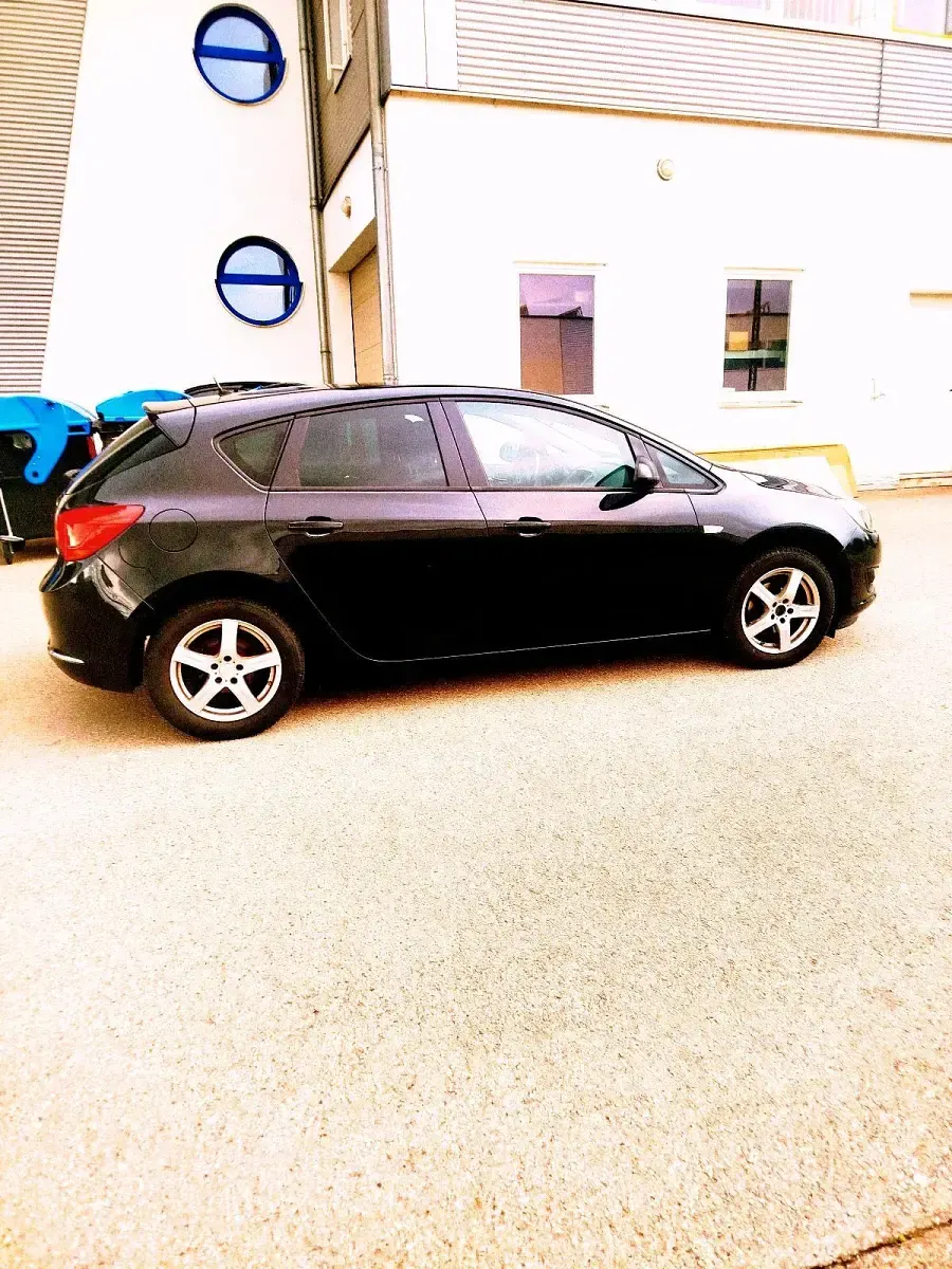 Gebraucht Opel Astra 140 PS (102 kW) 2014 Schwarz Limousine