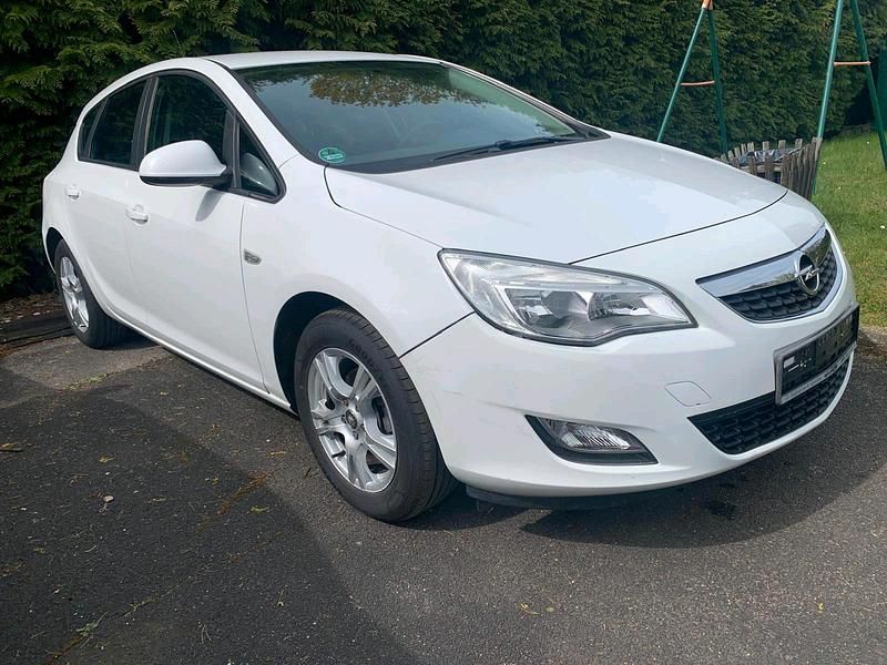 Second-hand Opel Astra 90 CP (66 kW) 2011 Hatchback
