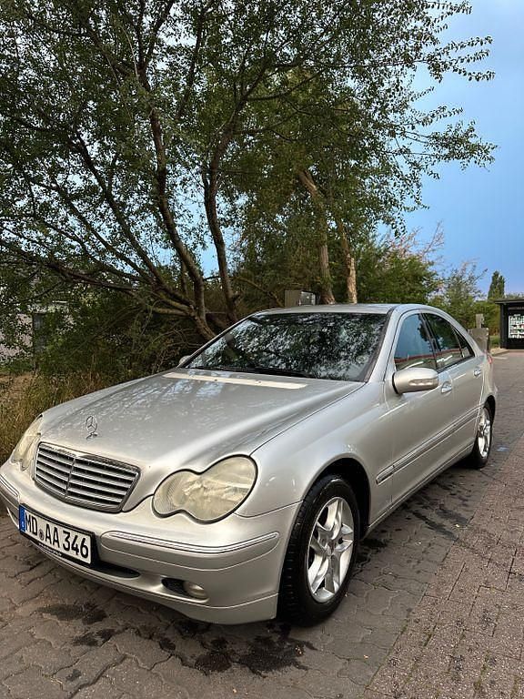 Silber Gebraucht 2004 Mercedes 220 Limousine | 3.000 € - Bild 1/4