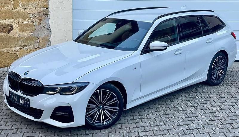Weiß Gebraucht 2021 BMW 320 M Sport Kombi | 26.490 € (Fairer Preis) - Bild 1/4